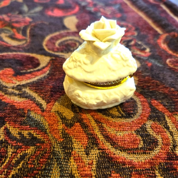 Vintage Miniture Carved White Rose Trinket Box - Picture 6 of 16